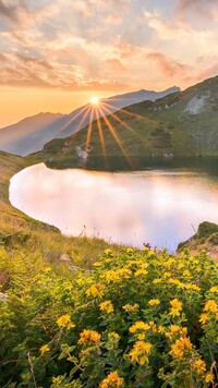 Jezioro Urdini Ezera w promieniach słońca
