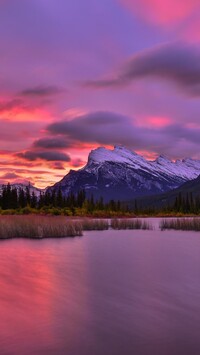 Jezioro Vermilion Lake i góry Canadian Rockies