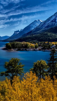 Jezioro Waterton Lake na tle Gór Skalistych