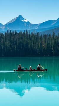 Kajak na jeziorze Emerald Lake w górach