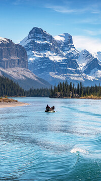 Kajakarz na jeziorze Lake Maligne