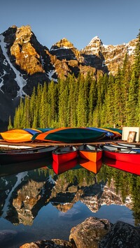 Kajaki na jeziorze Moraine Lake