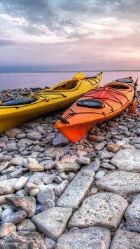 Kajaki na kamienistym brzegu