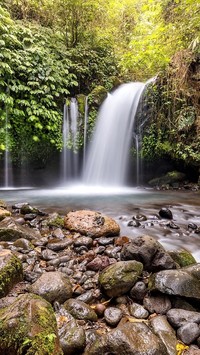 Kamienie pod wodospadem Yeh Ho Waterfall