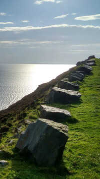 Kamienie wzdłuż drogi Wild Atlantic Way