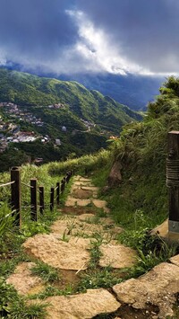 Kamienne schody na wzgórzu nad doliną