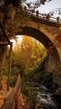 Kamienny most nad rzeką