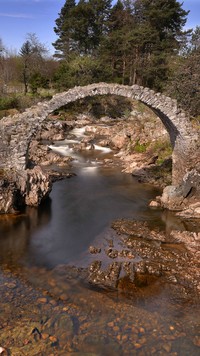 Kamienny most nad rzeką