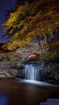 Kamienny most nad wodospadem w Angielskim Derbyshire