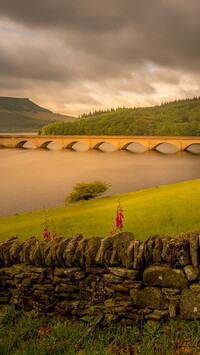 Kamienny mur Bamford Edge nad jeziorem Ladybower Reservoir