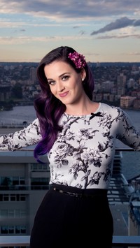 Katy Perry na tle miasta