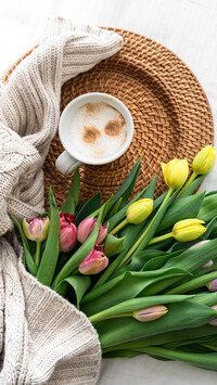 Kawa i sweter obok kolorowych tulipanów