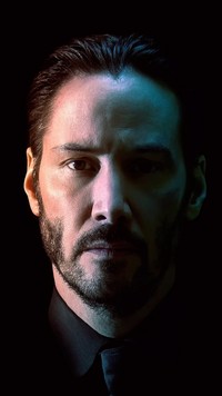 Keanu Reeves z poważną miną