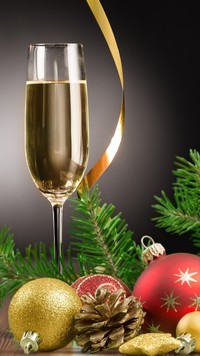 Kieliszek szampana w świątecznej dekoracji