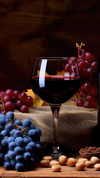 Kieliszek z winem wśród winogron
