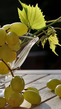Kiście winogron z liśćmi