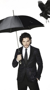 Kit Harington z parasolem