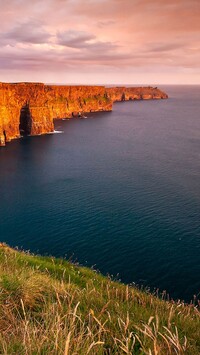 Klify Moheru nad morzem w Irlandii