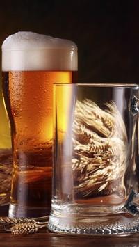 Kłosy obok szklanki z piwem