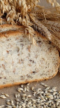 Kłosy zbóż i kromki chleba