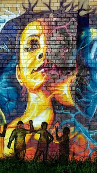 Kobieca twarz w graffiti na murze