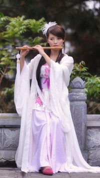 Kobieta grająca na flecie
