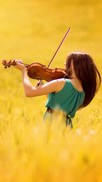 Kobieta grająca na skrzypcach