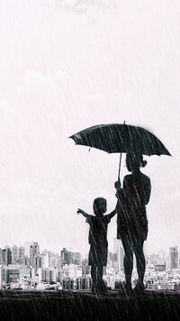 Kobieta i dziecko pod parasolem