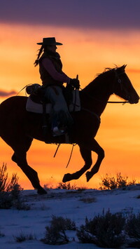 Kobieta na koniu na tle zachodu słońca