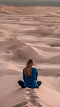 Kobieta na pustyni