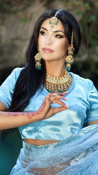 Kobieta orientalna ozdobiona biżuterią