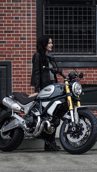 Kobieta przy motorze  Ducati Scrambler 1100 Special