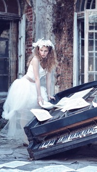 Kobieta przy zniszczonym fortepianie