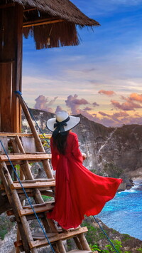Kobieta w czerwonej sukni na drabinie