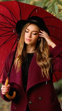 Kobieta w kapeluszu z parasolką