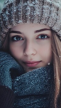 Kobieta w ośnieżonej czapce i szaliku