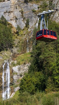 Kolej linowa nad wodospadem w Alpach