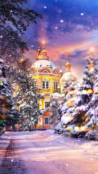 Kolorowa cerkiew zimą