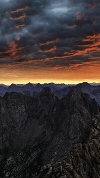 Kolorowe niebo nad górą Jagged Mountain