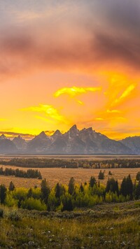 Kolorowe niebo nad górami Grand Teton