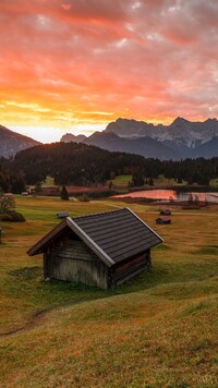 Kolorowe niebo nad górami Karwendel