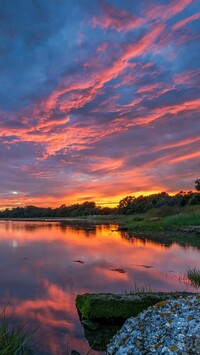 Kolorowe niebo nad jeziorem