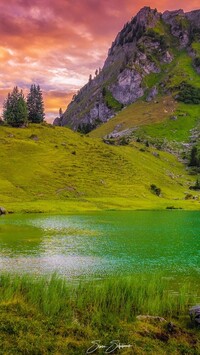 Kolorowe niebo nad jeziorem Bergsee