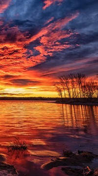 Kolorowe niebo nad jeziorem Chatfielda