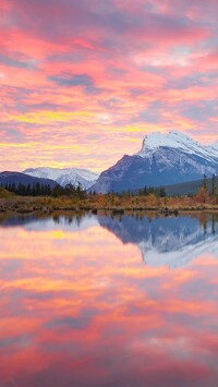 Kolorowe niebo nad jeziorem Vermilion Lakes i górą Mount Rundle