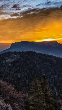 Kolorowe niebo nad Parkiem Narodowym Gór Skalistych