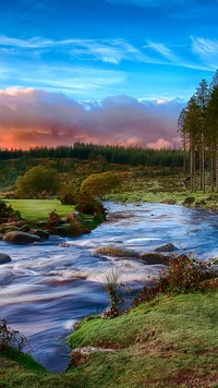 Kolorowe niebo nad rzeką w Anglii