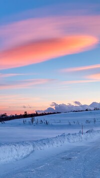 Kolorowe niebo nad zaśnieżona drogą