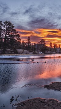 Kolorowe niebo zachodzącego słońca nad jeziorem Spraque Lake
