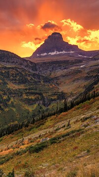 Kolorowe niebo zachodzącego słońca nad Parkiem Narodowym Glacier